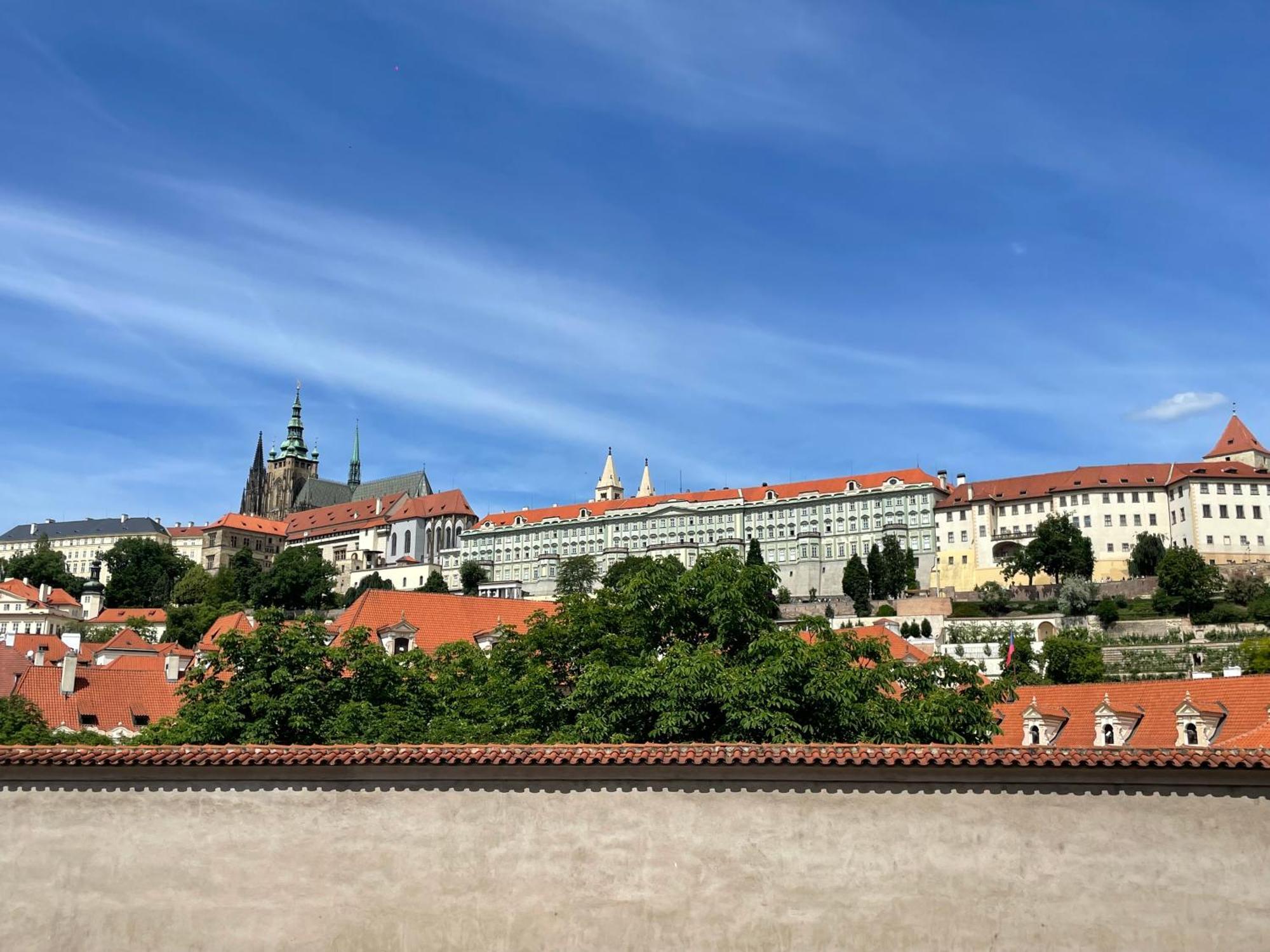 Luxury Family Hotel Royal Palace Praga Exterior foto The Hradčany