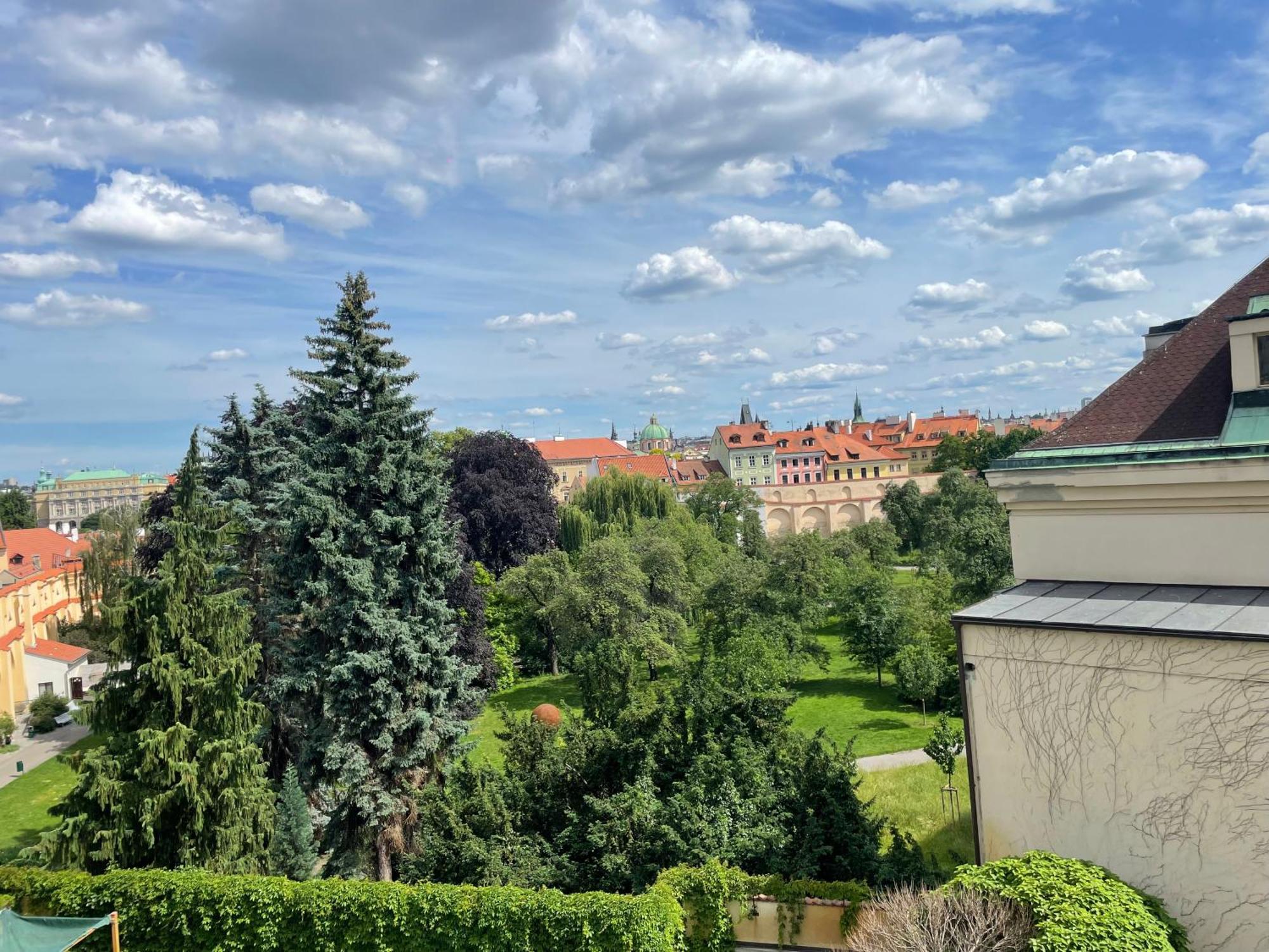 Luxury Family Hotel Royal Palace Praga Exterior foto View of the park